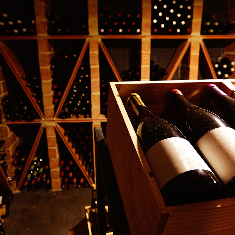 Bouteilles de vin dans cave en bois
