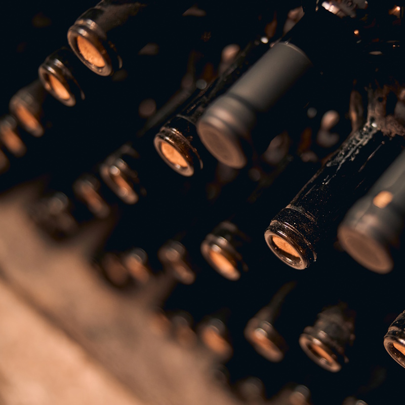 Bouteilles de vin couchées dans une cave